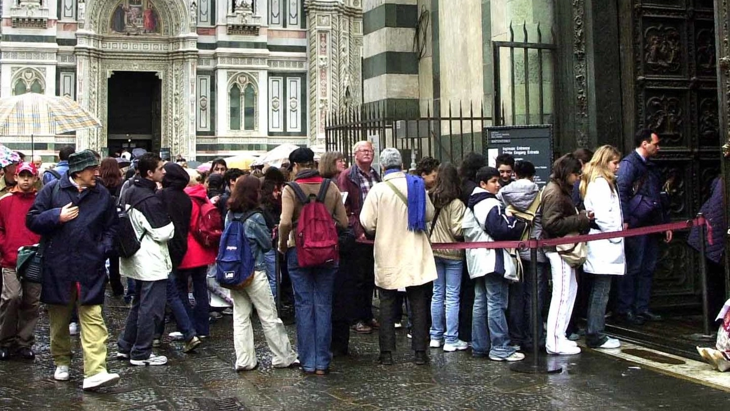 Turisti in fila (New Press Photo)