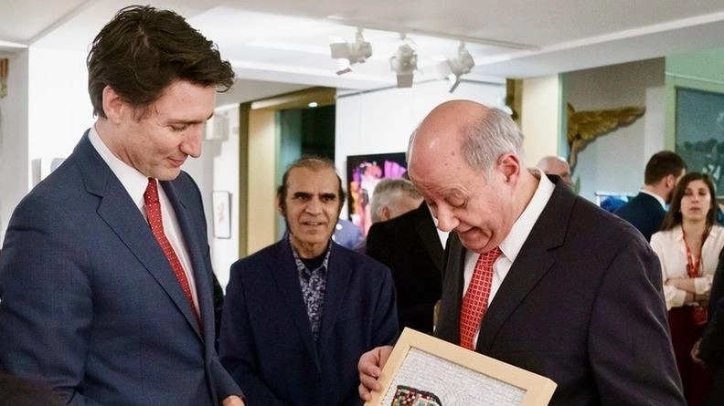 ll primo ministro canadese Justin Trudeau ha ricevuto un mosaico da Carrara di Suzanne Spahi. In questi giorni Trudeau lascia...