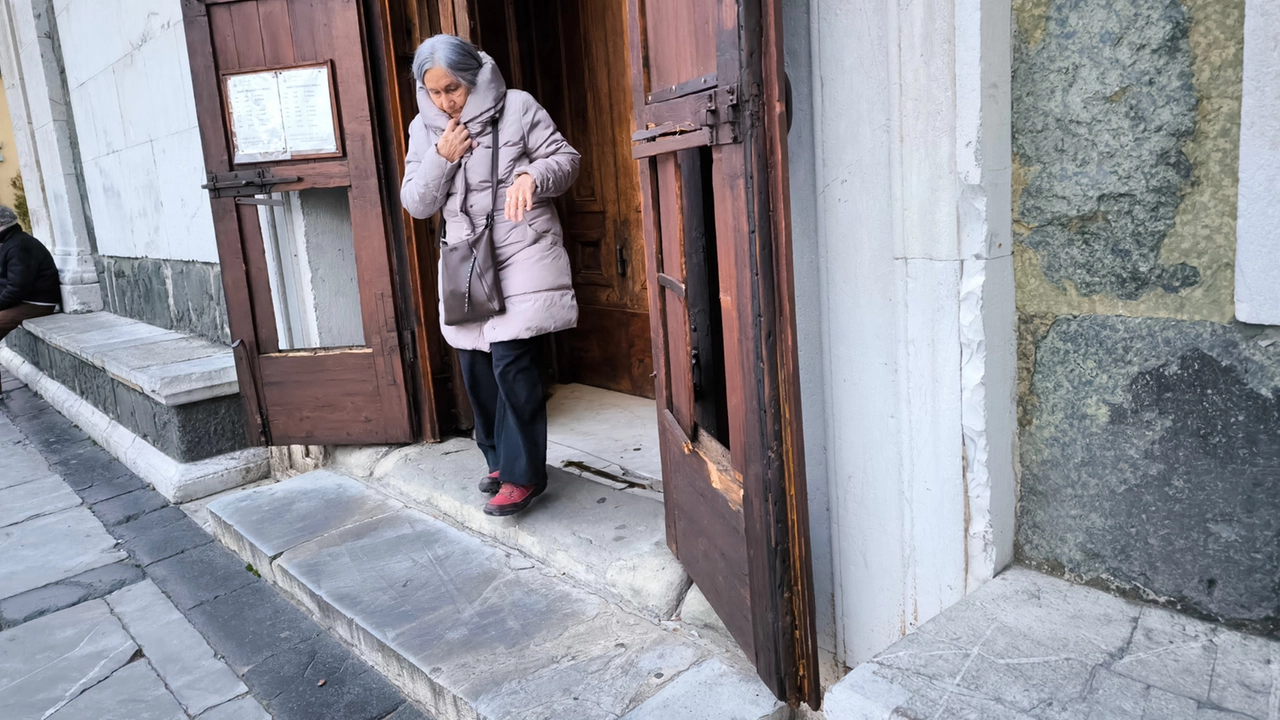 Uno degli ingressi danneggiati alla basilica delle Carceri