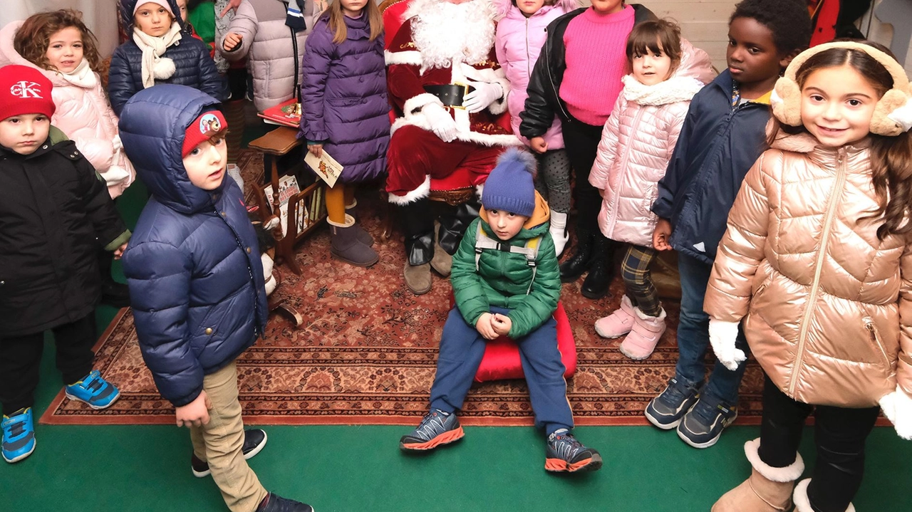 Un villaggio di Babbo Natale diffuso anima il centro storico con installazioni artistiche e laboratori creativi per bambini.