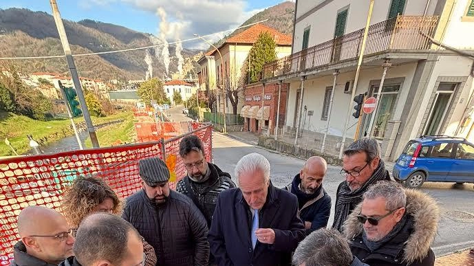 Un momento della recente visita, domenica 19 gennaio,. del governatore della Toscana, Eugenio Giani, sul cantiere di Ponte all’Abate Nella serata di lunedì 3 febbraio si terrà un’assemblea pubblica