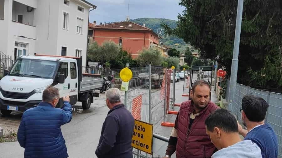 I lavori sul fosso di San Biagio a Serravalle sono ripresi, con il completamento della traccia per i sottoservizi. La giunta conferma fiducia all'impresa per evitare ritardi e perdite di finanziamento.