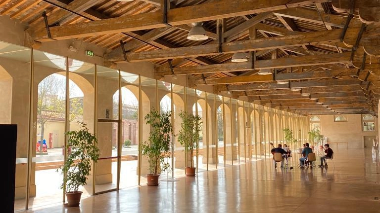 L’interno della Leopolda: dalla riapertura sotto l’egida di Patrimonio Pisa, secondo i dati del Comune il salone grande ha ottenuto un tasso di occupazione del 40%