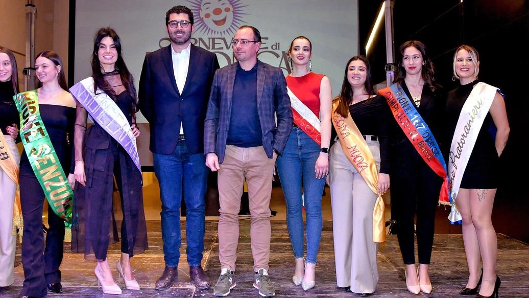 Ieri alla Fonderia 1 il gran galà di presentazione della storica kermesse del Golfo. La prima uscita dei carri sarà domenica 2 febbraio