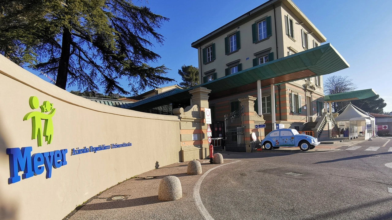 L'ingresso dell'ospedale pediatrico Meyer a Firenze (foto repertorio)