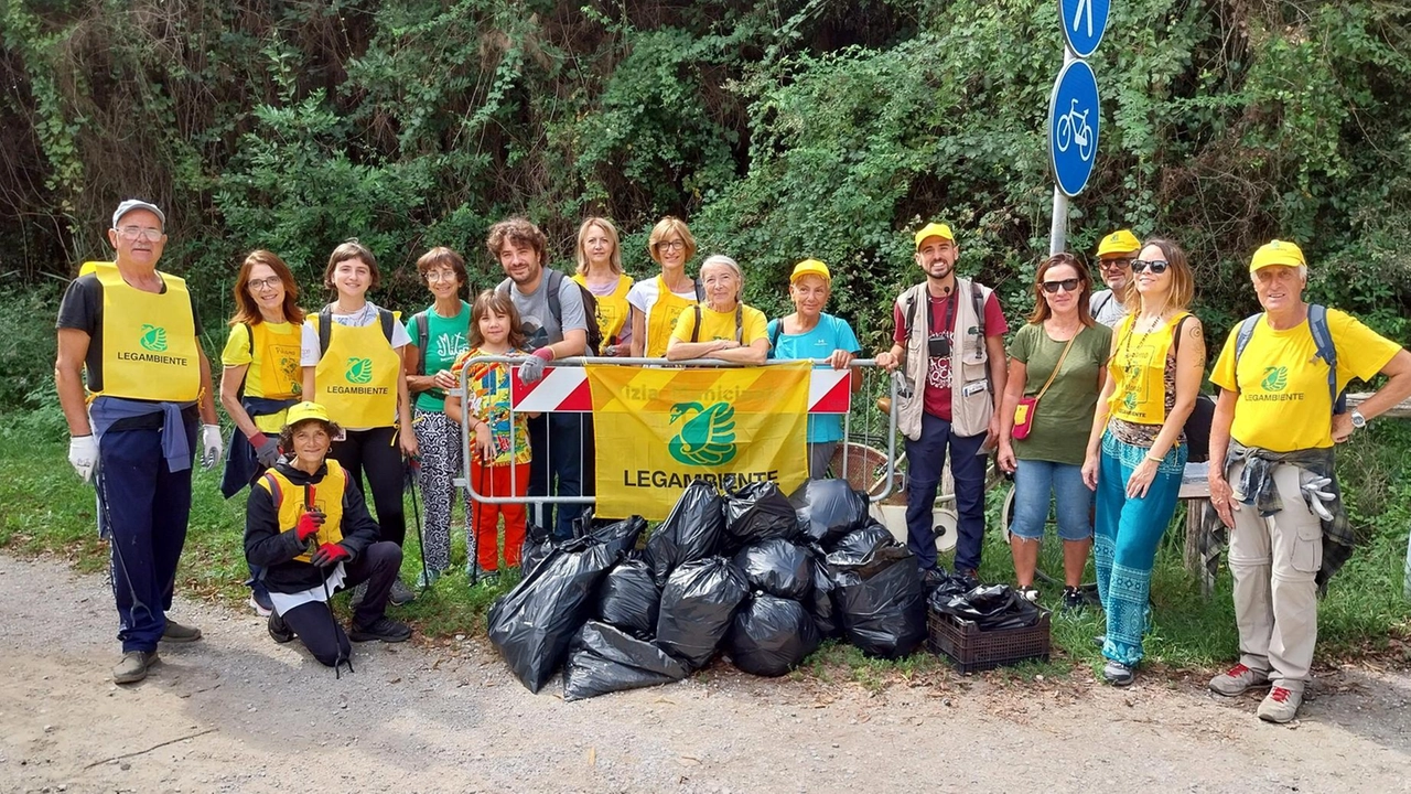 Raccolti venti sacchi di spazzatura abbandonata tra i fossi e il verde