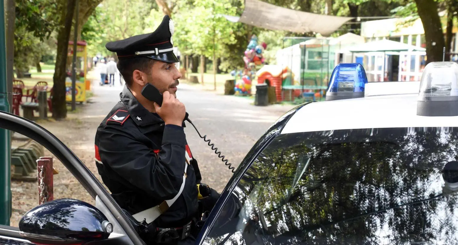 Badante scippata in centro. Ladri in fuga con la collana