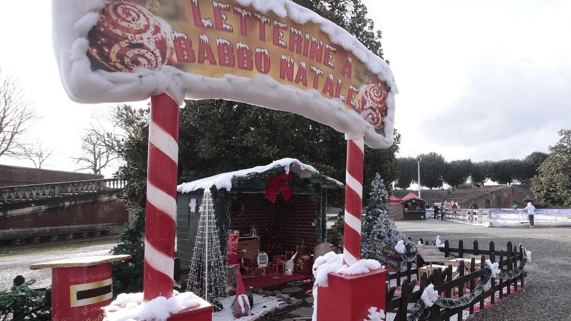 Ieri mattina il piccolo Villaggio di Natale vuoto, ormai alla fine delle feste, e qualche pattinatore sul ghiaccio nella pista in Fortezza