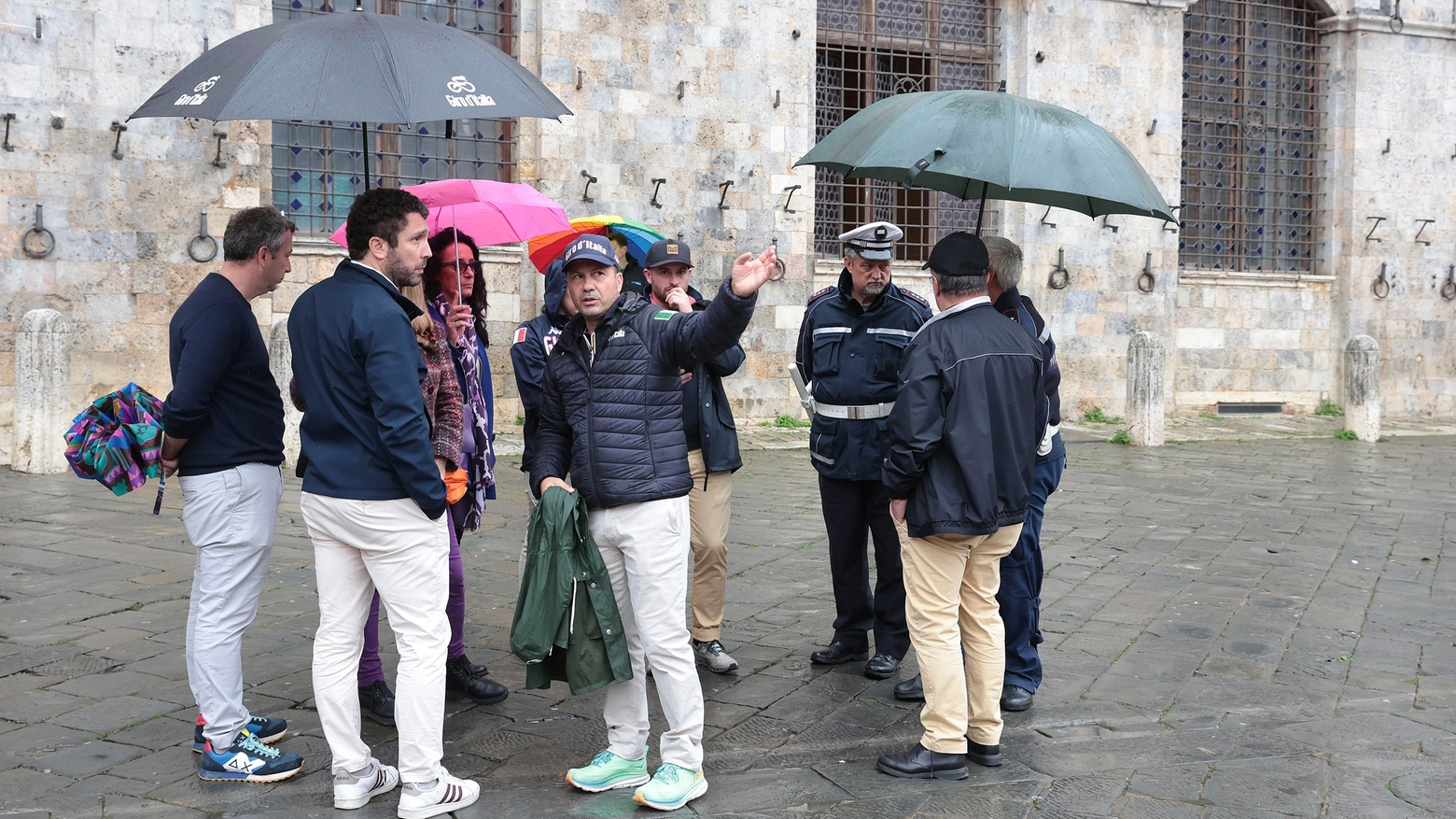 Un momento del sopralluogo ieri in piazza del Campo per la tappa del Giro d’Italia