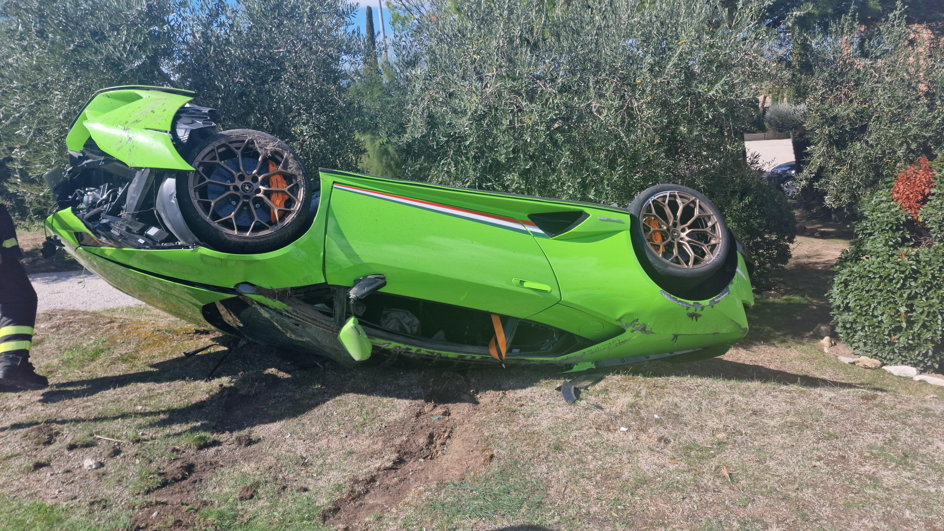 Pienza, coppia fuori strada con la Lamborghini