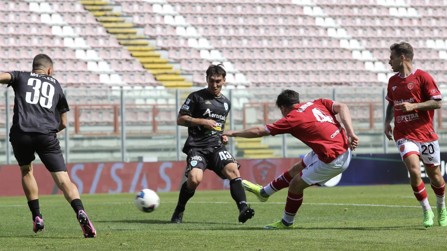 Il Perugia si prepara al calciomercato estivo, con l'obiettivo di alleggerire i debiti e rafforzare la rosa. I giocatori Iannoni e Seghetti sono ambiti da club di serie B, mentre la squadra cerca di snellire l'organico per fare spazio a nuovi arrivi. Priorità per il portiere.