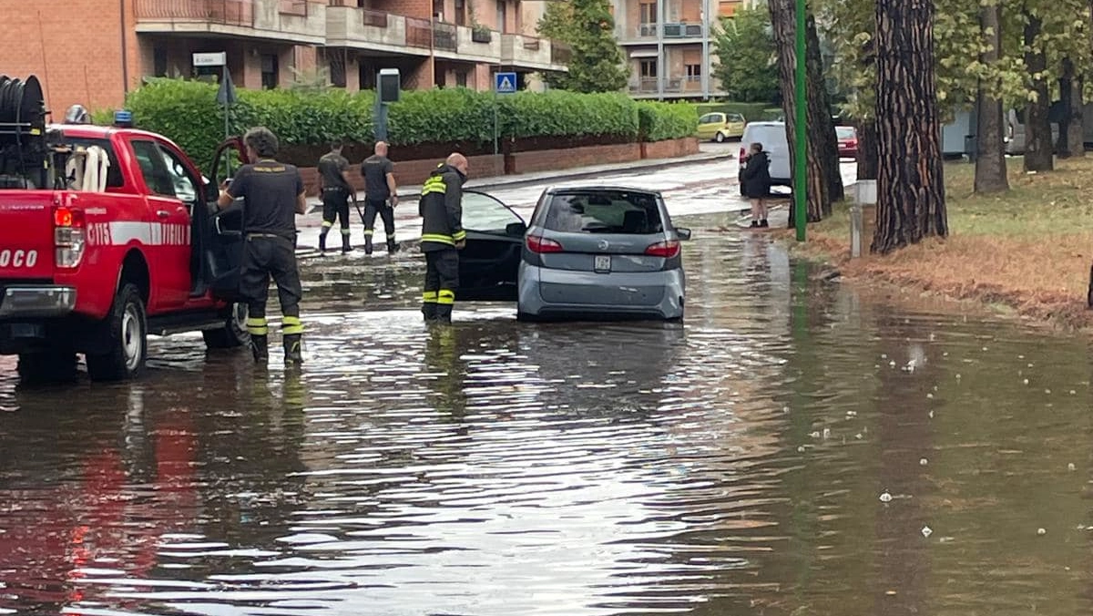 La strada che porta alla rotatoria in via Violante di Baviera all’Acquacalda ieri è diventata un fiume, paralizzando il traffico (foto SienaSostenibile)