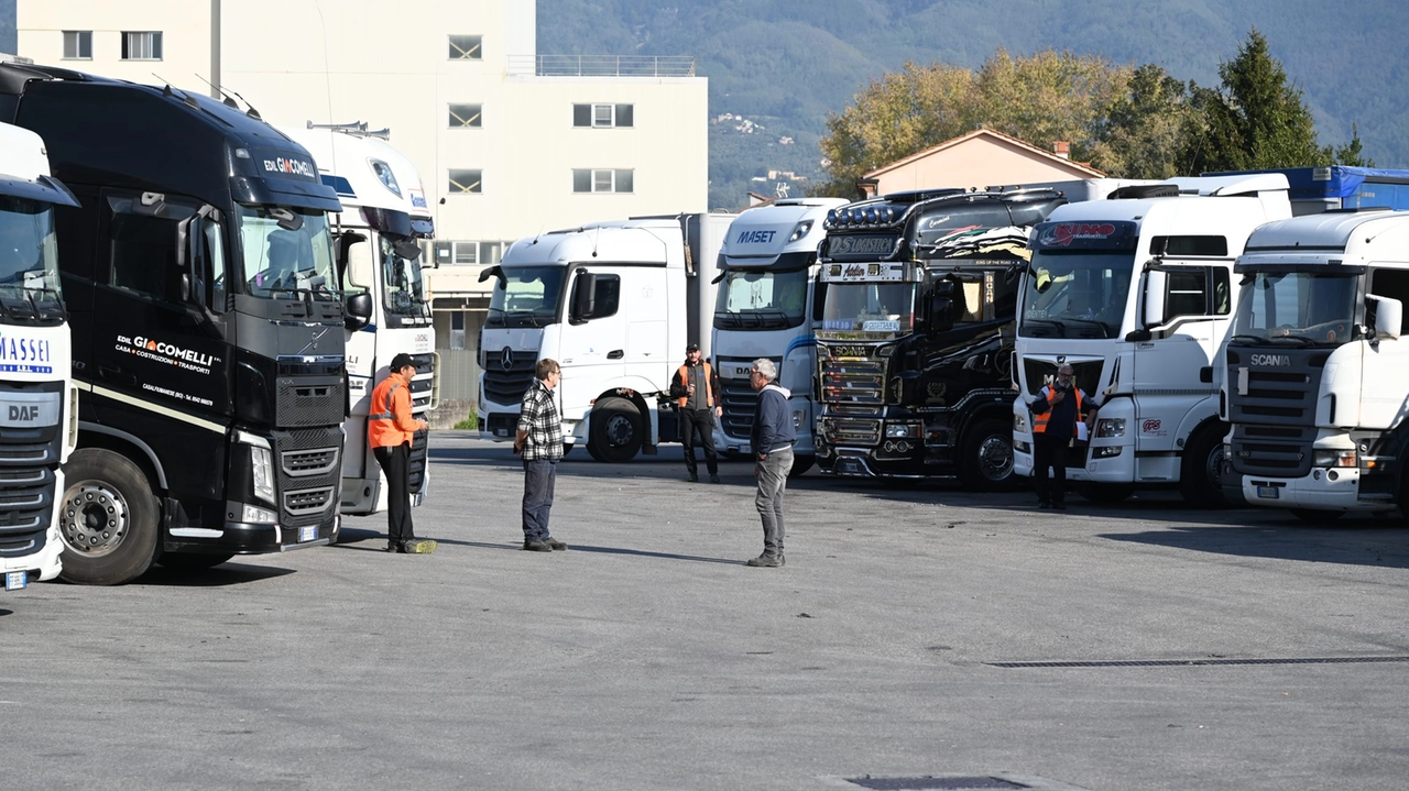 L’esterno della Cartiera Cardella, dove è avvenuto l’incidente (Foto Alcide)