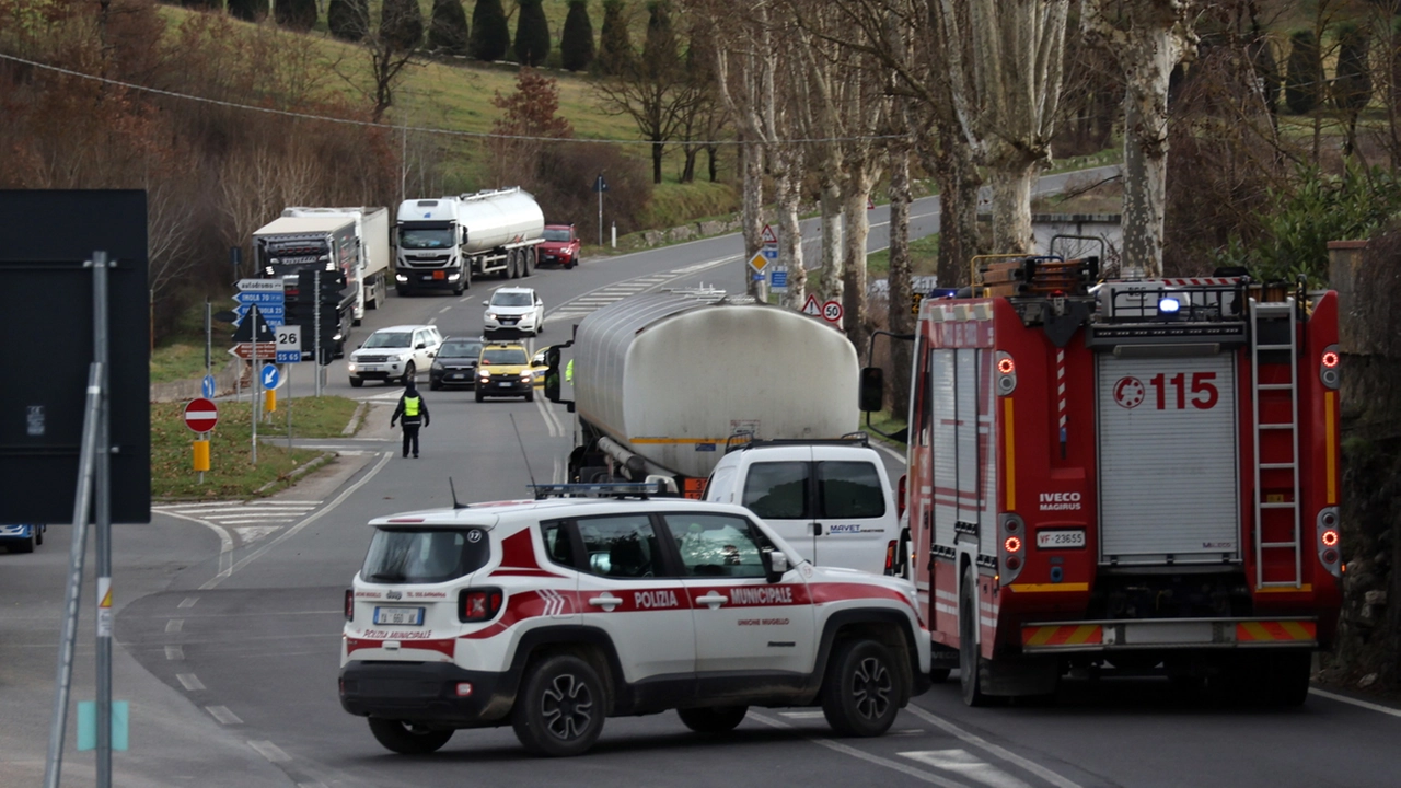 Incidente sulla SR65 (la Strada della Futa), coinvolta un'autocisterna. Sul posto vigili del fuoco e polizia municipale (Fotocronache Germogli)