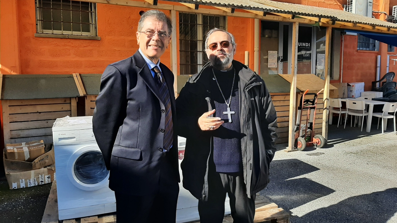 Claudio Tedeschi, amministratore delegato di Dismeco, durante la consegna delle lavatrici nella sede di Daccapo insieme all’arcivescovo di Lucca monsignor Paolo Giulietti