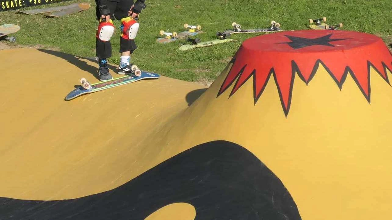 I petali delle generazioni future. Il murale appello allo skate park