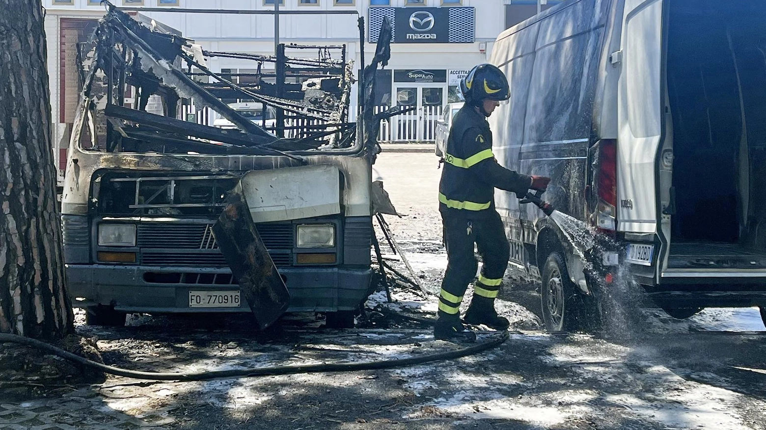 Incendio: camper distrutto, danni a un furgone