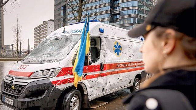 Ambulanza bombardata in Ucraina sarà esposta in piazza della Signoria. Poi davanti alla Coop di Gavinana