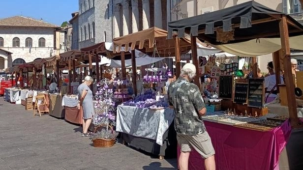 Il mercatino in piazza del Comune