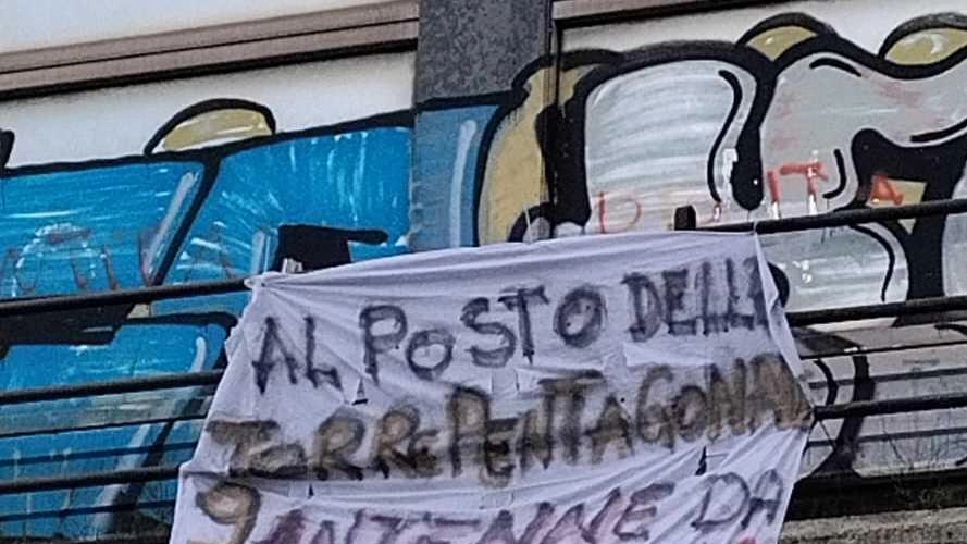 La coordinatrice provinciale del Movimento 5 stelle, Federica Giorgi, e uno degli striscioni di protesta comparsi sul territorio vezzanese dopo la prima presentazione del regolamento per le antenne