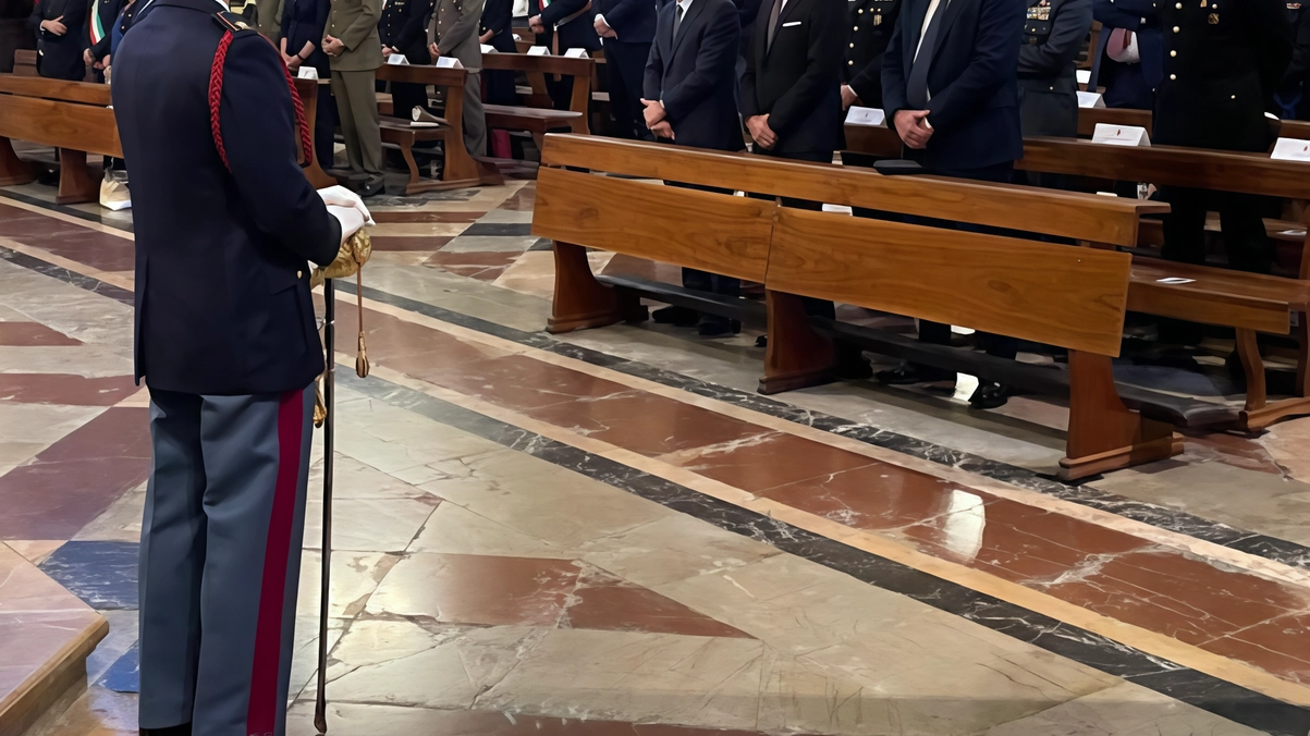 La Polizia di Stato ha celebrato San Michele Arcangelo a Perugia e Terni con cerimonie religiose e omaggi floreali, sottolineando il ruolo guida del santo nella missione di difendere il bene e combattere il male. Autorità e allievi vice ispettori presenti.