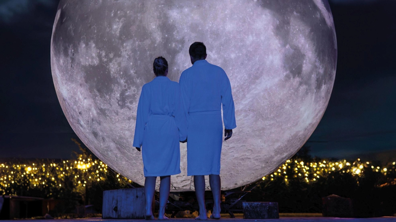 Una scenografia con una grande Luna a bordo piscina farà da cornice alla serata speciale in programma martedì alle Terme di Saturnia