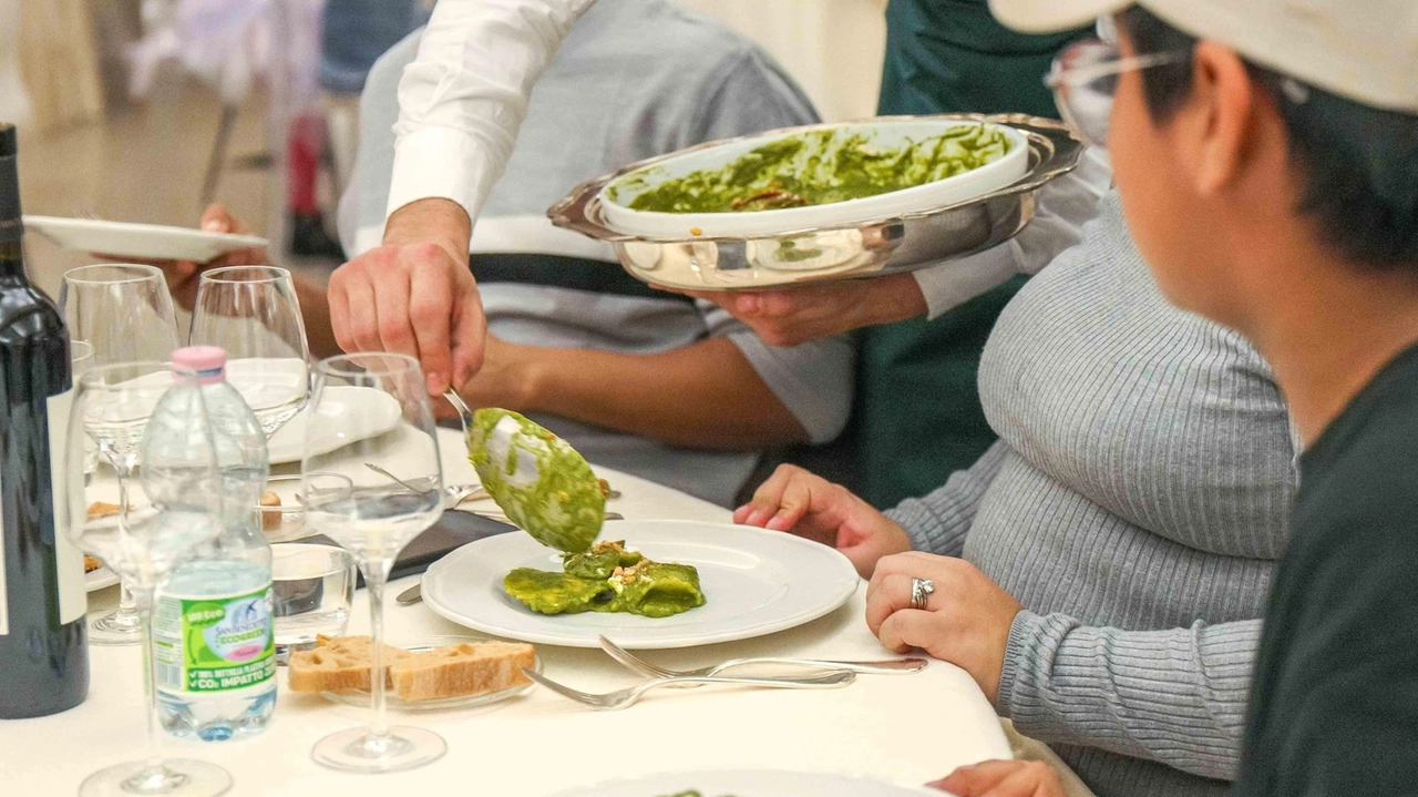 Il pranzo della solidarietà si svolgerà nei locali della parrocchia San Pio X. Qui a sinistra Fratel Gian Piero Salvai del quale ricorrono i tre anni dalla scomparsa