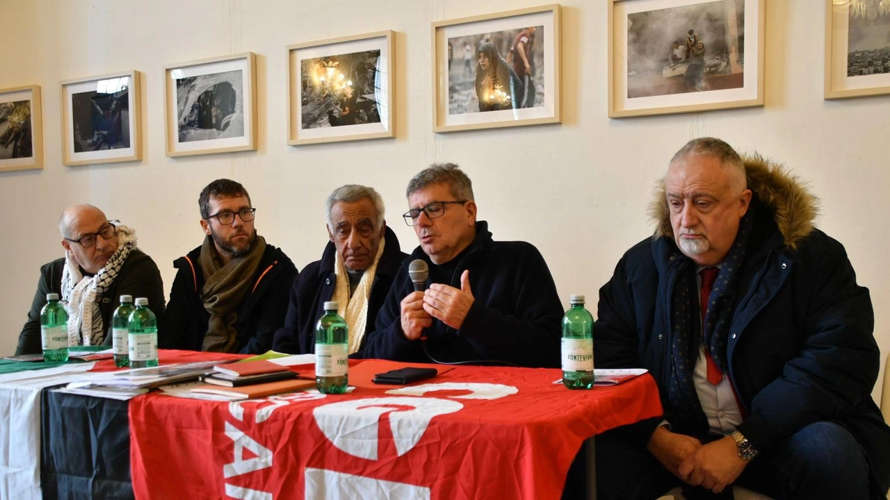 Inaugurate a Palazzo Ducale le mostre ’Qui resteremo’ e la raccolta di vignette e fumetti di grandi firme. Tra queste anche Manara, Vauro e Pazienza. Numerosi gli eventi collaterali tra concerti, dibattiti e proiezioni.