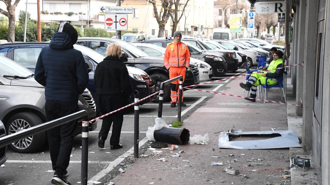 Esplosioni fortissime nella notte, boati svegliano i residenti: assalto al bancomat e rapina a Carrara