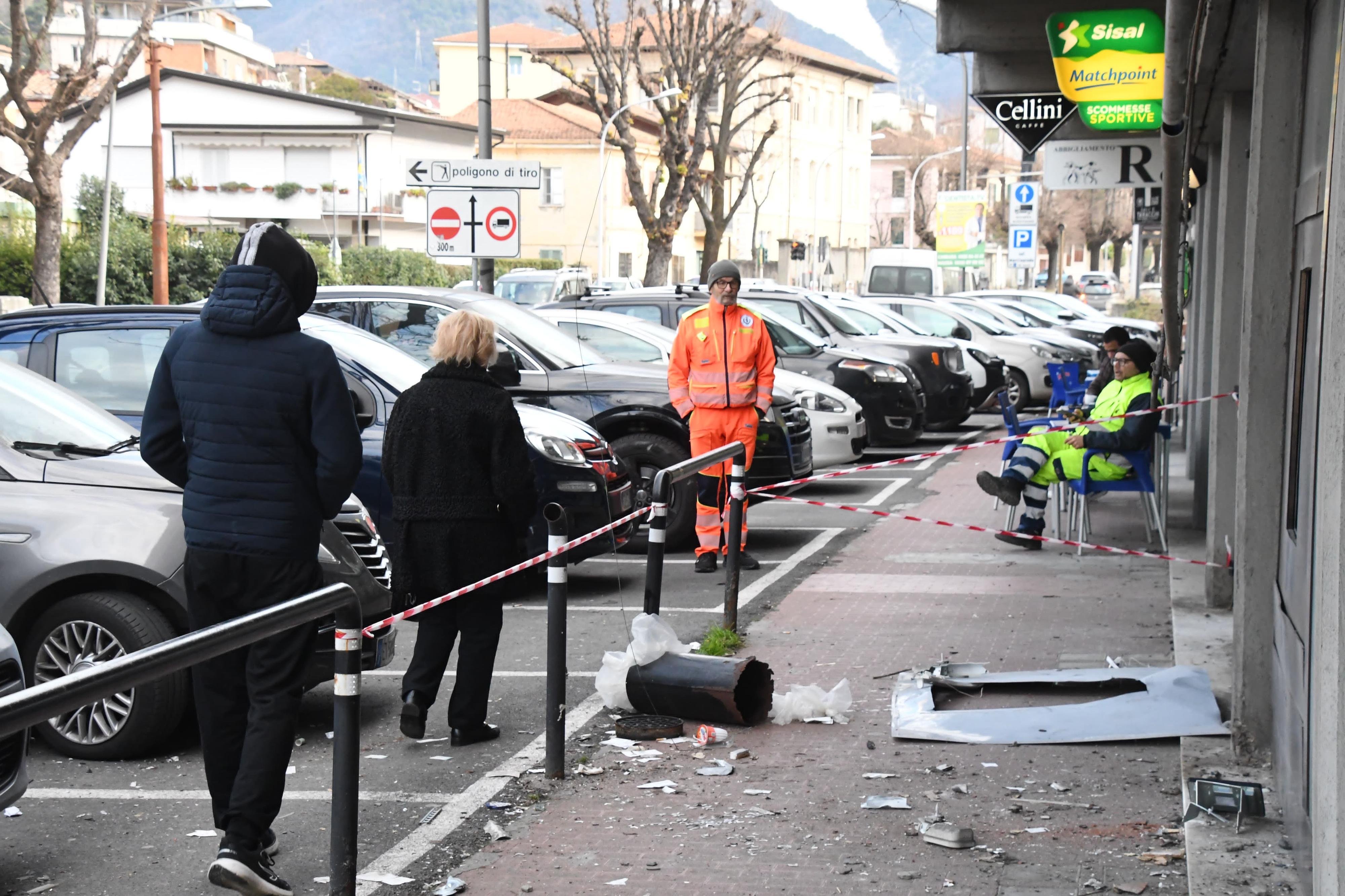 Esplosioni fortissime nella notte, boati svegliano i residenti: assalto al bancomat e rapina a Carrara