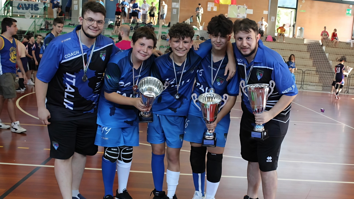 I 3 giovani empolesi agli Europei di dodgeball con coach Matteo Neri (primo da sinistra)