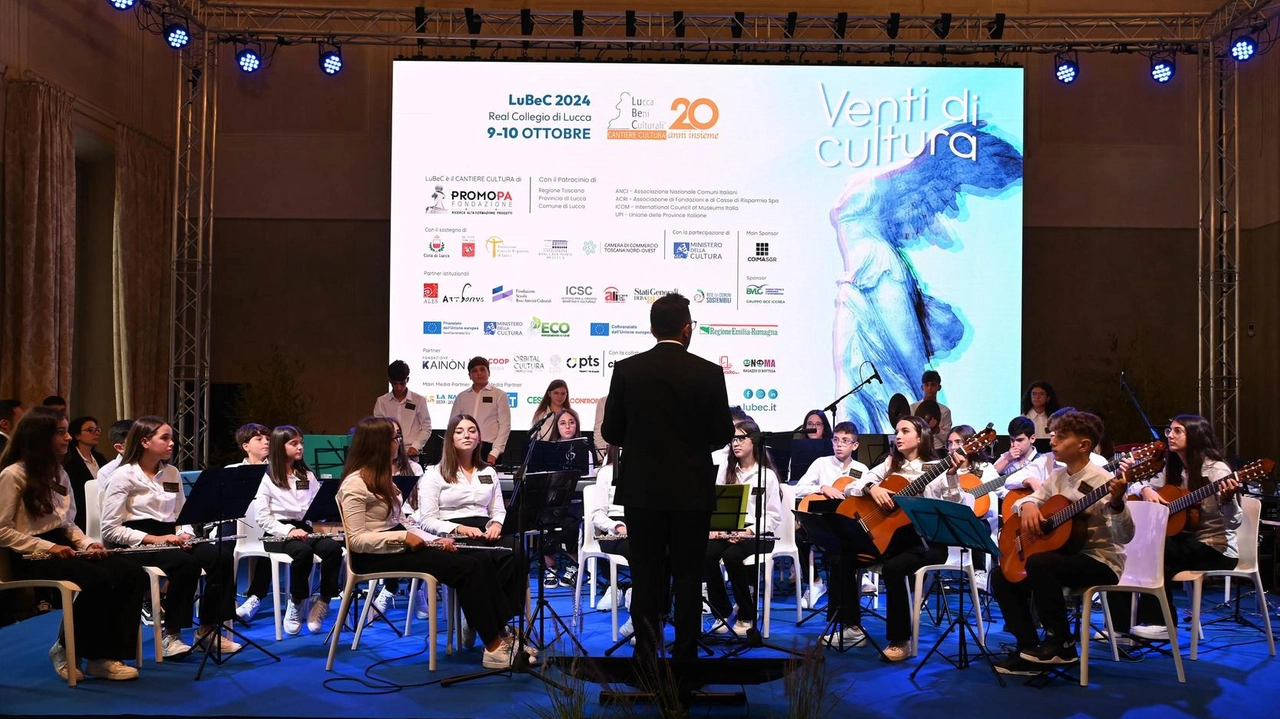 Ad aprire l’evento l’orchestra dell’Istituto comprensivo Milani di Caivano. Saluti e auguri dalle istituzioni locali e dal ministro Paolo Zangrillo .