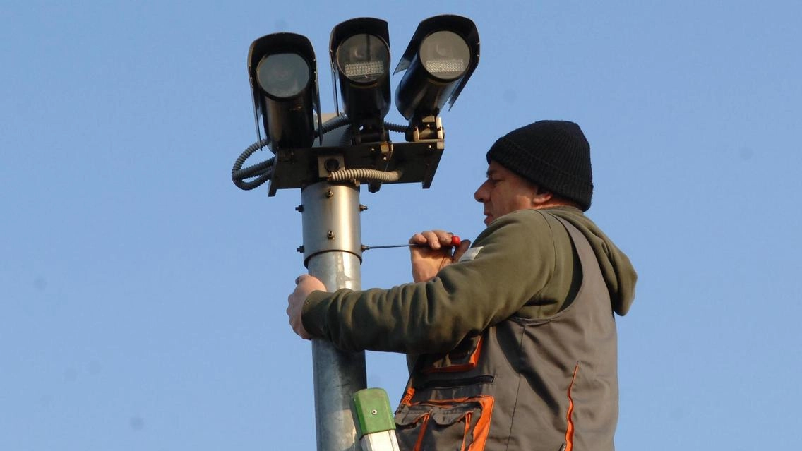 Il Comune accelera sulla sicurezza con nuove telecamere. Sopra, il sindaco Baroncelli