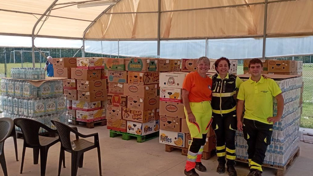 I volontari el Muttley’s Group Versilia con “Prociv Arci Marliana“ hanno consegnato alimentari e acqua alla cucina gestita dall’Ana per cittadini ed operai