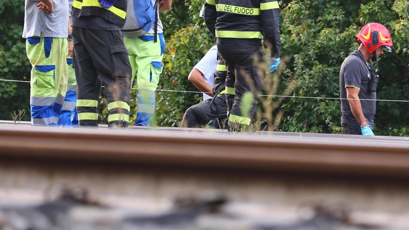 Investito lungo i binari. Un 61enne miracolato. Treni bloccati e caos