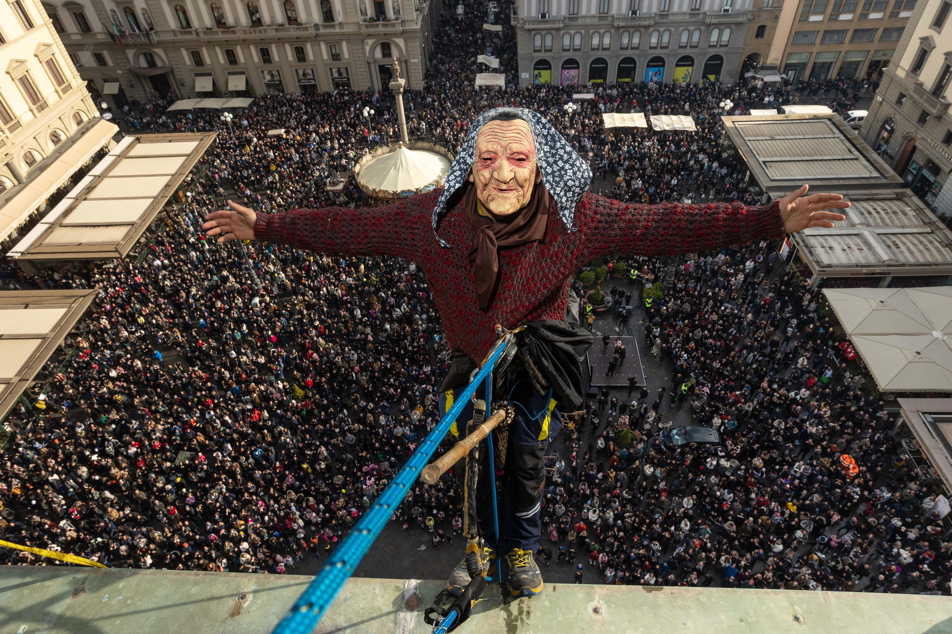 La Befana in Toscana: quante feste. E la vecchina scende dall’alto tra lo stupore delle piazze