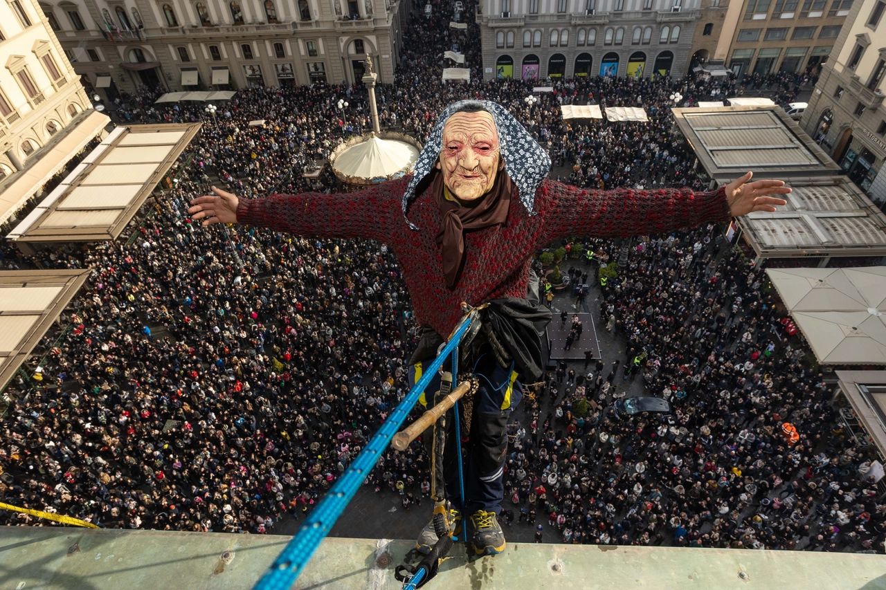 Befana di Confcommercio in piazza della Repubblica.
