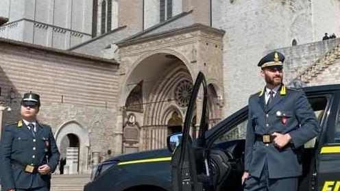 La Guardia di Finanza ha sequestrato a Assisi capi di abbigliamento contraffatti con marchi di squadre di calcio di serie A e estere, oltre a prodotti con marchio Ferrari. Il titolare del negozio è stato segnalato per frode.