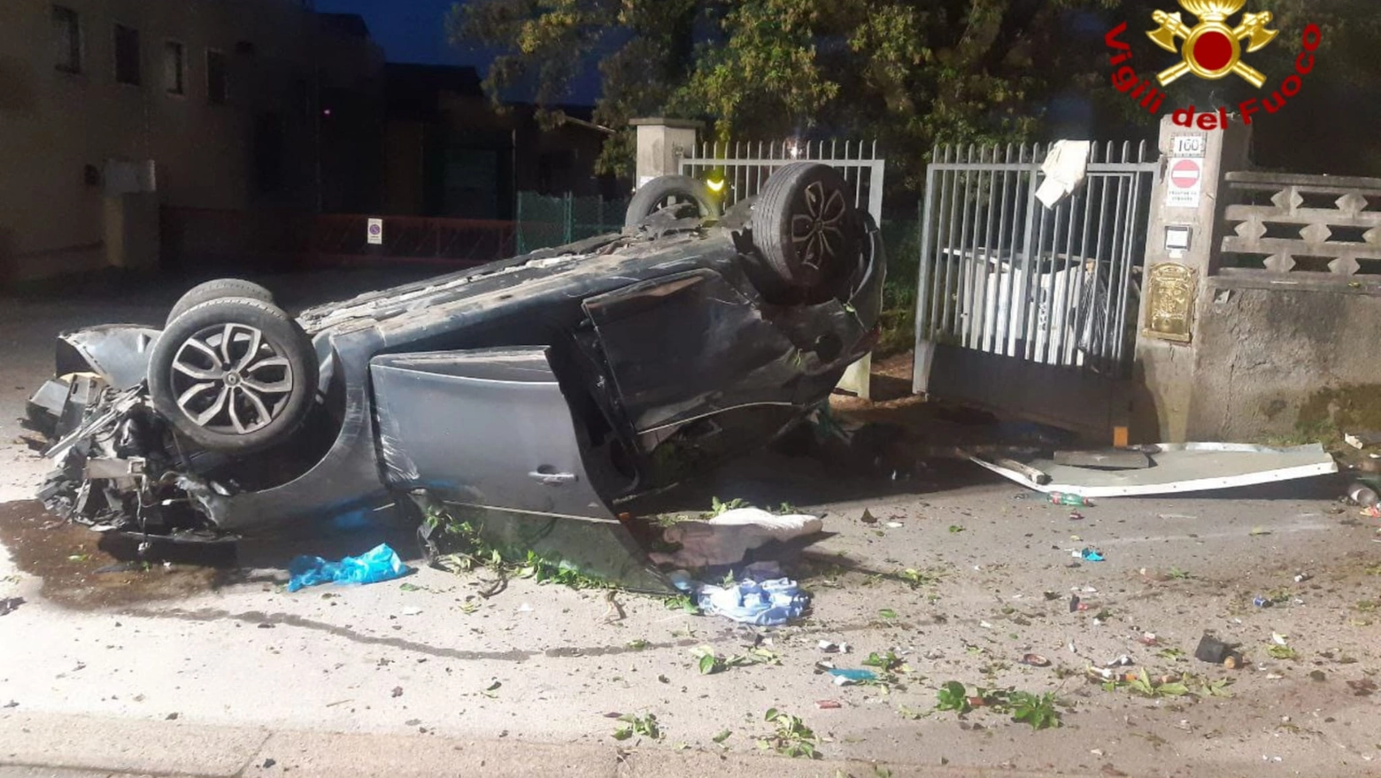 L'auto ribaltata davanti al cancello della casa (foto vigili del fuoco)