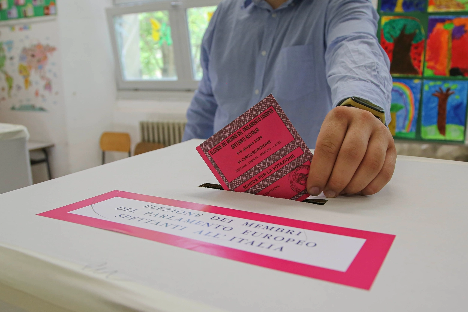 Una sezione elettorale a Perugia (foto Crocchioni)