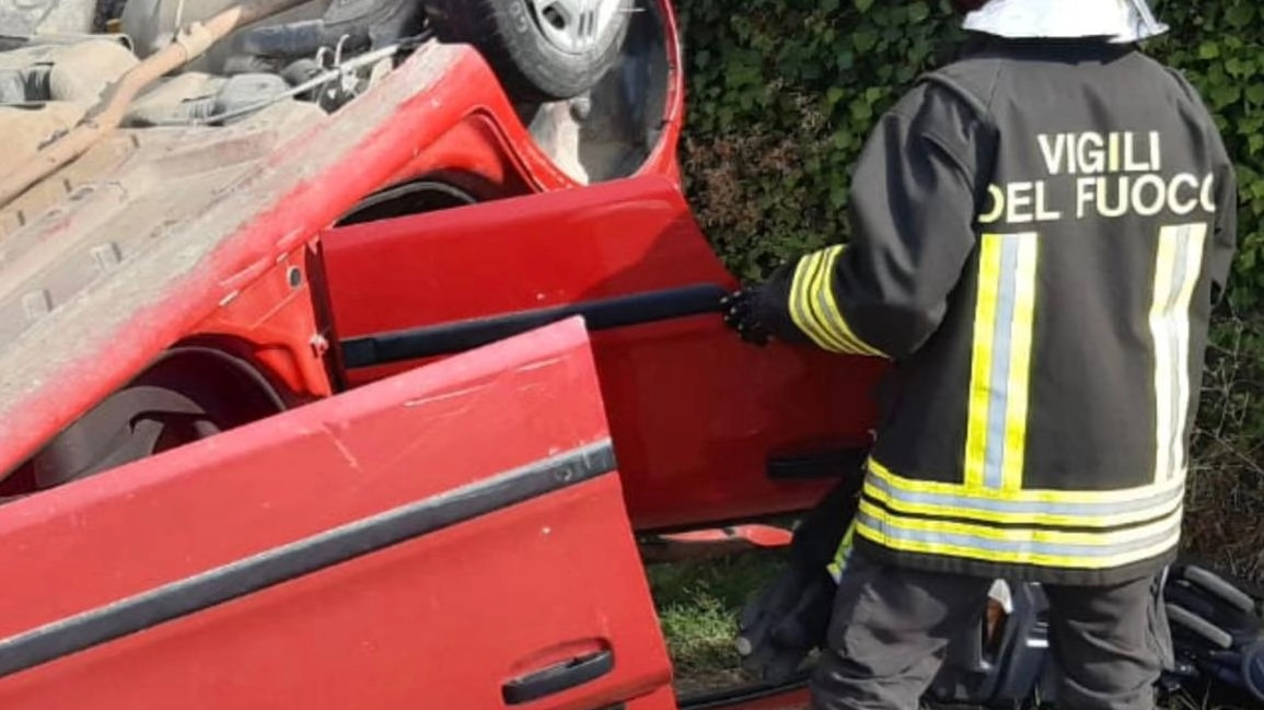 Vigili del fuoco di Siena intervenuti per incendi e incidenti stradali: sterpaglie in fiamme a Asciano, incidente sulla A1 e ribaltamento di auto a Murlo. Feriti assistiti, nessun danno grave. Carabinieri presenti.