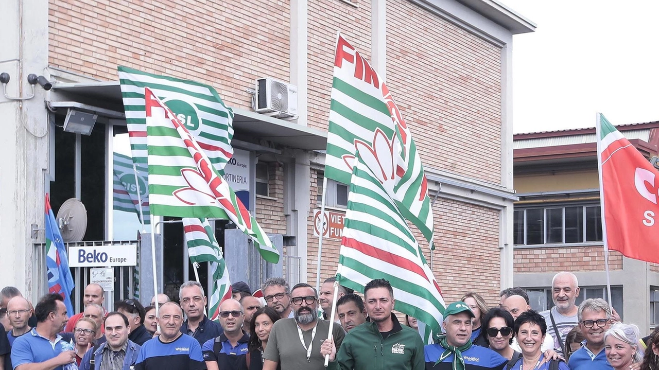 Il presidio dei lavoratori davanti allo stabilimento Beko di Siena