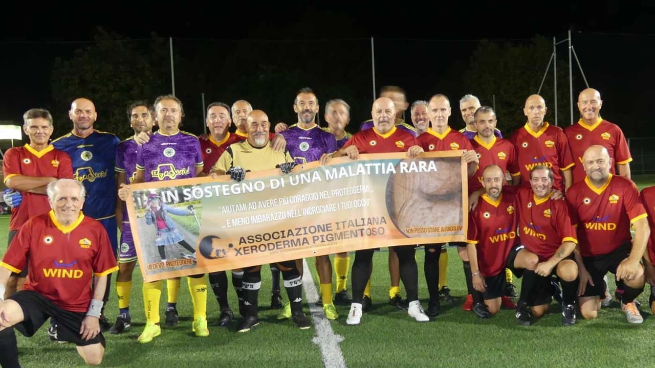 Le formazioni dell’Wonderful Old Cup e dello Sporting Club posano con l’assegno