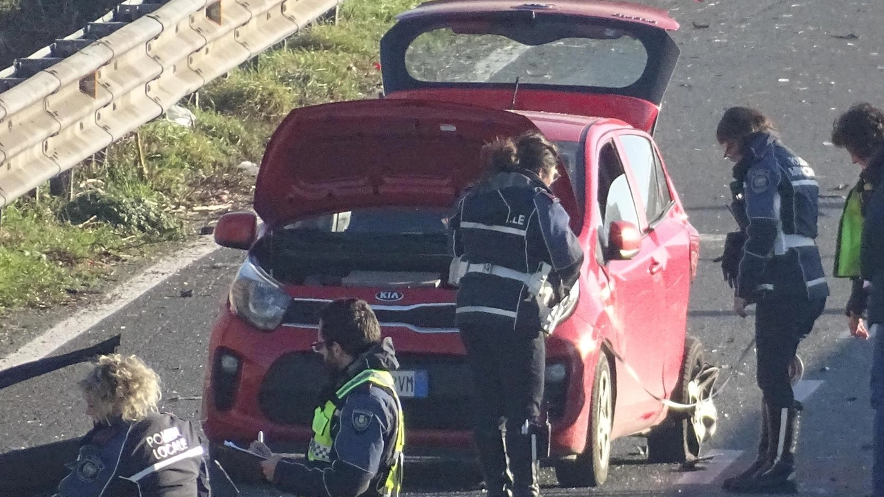 L’immagine dell’incidente di otto giorni fa sulla variante Aurelia dove persero la vita una. donna e. la nipotina