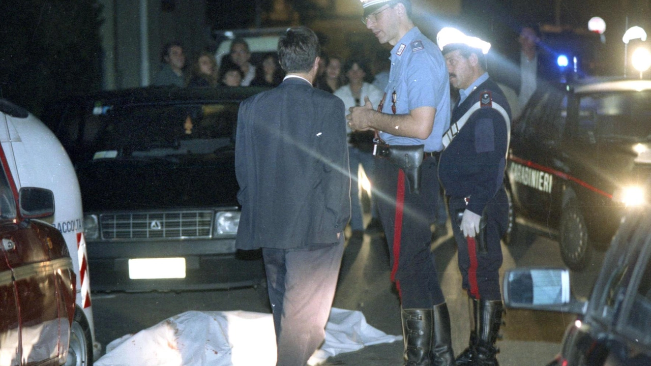 16 settembre 1995: in via Turati, davanti al corpo di Alban Zhuka,. i carabinieri con il magistrato Paolo Canessa