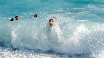 Mare bollente in Toscana, temperature sopra i 29 gradi. Gli esperti: “Aspettiamoci temporali sempre più intensi”