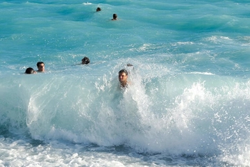 Mare bollente in Toscana, temperature sopra i 29 gradi. Gli esperti: “Aspettiamoci temporali sempre più intensi”