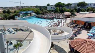 Un bimbo di 12 anni è morto al parco acquatico di Battipaglia (Salerno)