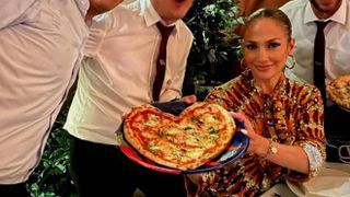 La pizza margherita a forma di cuore preparata a Capri per Jennifer Lopez (Foto Ansa)
