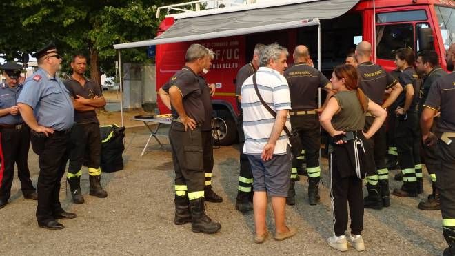 Incendio a Bozzano, le impressionanti foto del rogo vicino Massarosa (Foto Umicini)